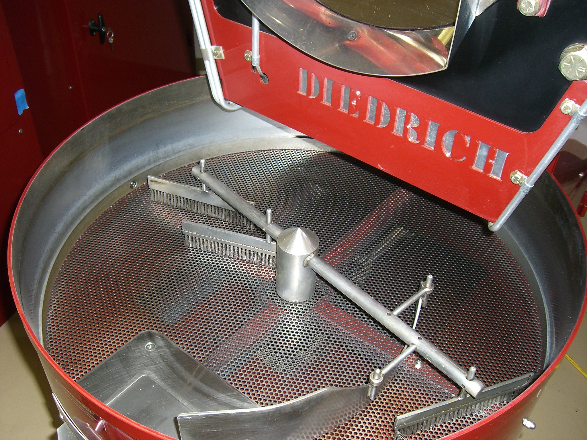 Cooling tray and agitator arms — no wear, no deformation